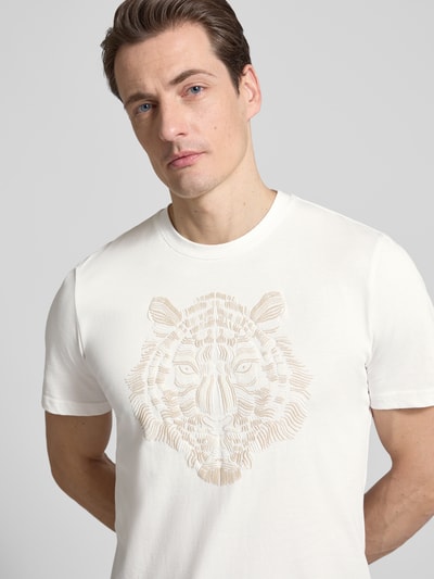Męski model trägt T-shirt mit Rundhalsausschnitt von Antony Morato, mieszanka bawełny i elastanu, krój regular fit, motyw, długość tyłu w rozmiarze M 69 cm, biała tkanina, widok na górną część ciała z przodu.