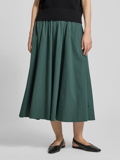 Frauenmodel trägt Midirock mit gelegten Falten von ROBE LÉGÈRE, Baumwoll-Mix, A-Linie, teilelastischer Bund, Ganzkörperansicht von vorne.