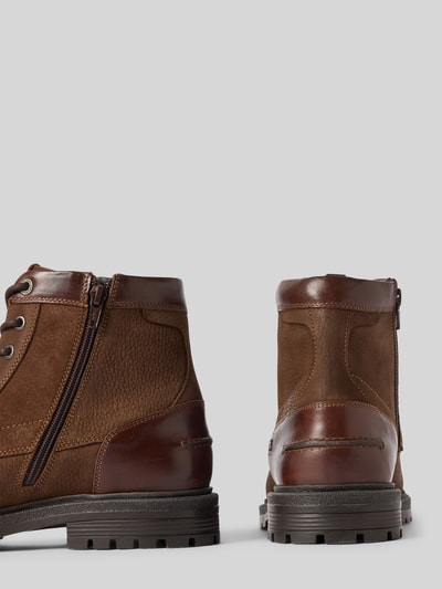 Produktfoto, Boots aus Leder mit Reißverschluss von BULLBOXER in Braun mit profilierter Sohle, Schnürung, abgerundeter Spitze, Detailaufnahme, Echtes Leder, Absatzhöhe 4 cm, Schafthöhe 14 cm, Schaftweite 10 cm