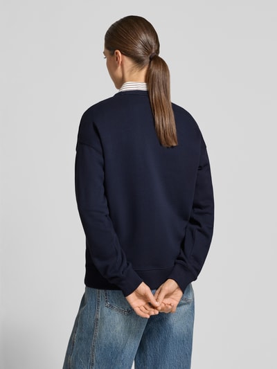 Vrouwenmodel draagt Relaxed Fit sweatshirt uit puur katoen van GANT in donkerblauw met gladde textuur, volledig zicht van achteren, Dames sweatshirt.