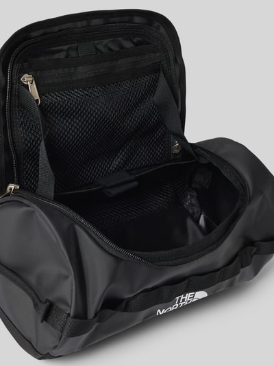 Produktfoto, Travel Canister mit Logo-Print von The North Face in Schwarz, Hauptfach und Innenfach mit Reißverschluss, Tragehenkel, Maße 28x14x17 cm