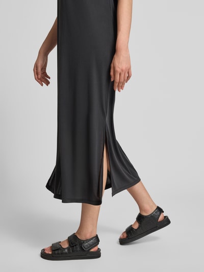Frauenmodel trägt Gerades Freizeitkleid aus Viskose-Mix Modell 'ANORA' von PIECES in Schwarz, glatte Textur, Mädchenkleid Damen Freizeitkleid, Detailaufnahme seitlich.
