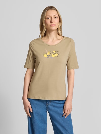 Frauenmodel trägt Regular Fit T-Shirt aus Baumwoll-Mix mit Motiv-Print von Tom Tailor, Optik: Unifarben, Rundhals, Kurzarm, Ganzkörperansicht von vorne.