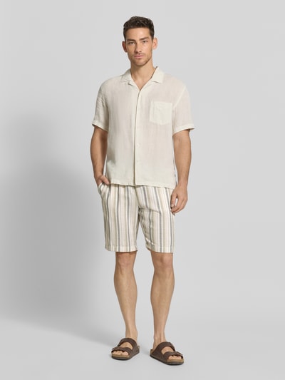Männermodel trägt Shorts mit elastischem Bund und Eingrifftaschen von MCNEAL aus Material-Mix mit Baumwoll-Anteil, Regular-Fit, gestreiftes Design in Naturtönen, Bundweite bei Größe M 46 cm, Innenbeinlänge 25 cm, Ganzkörperansicht von vorne.