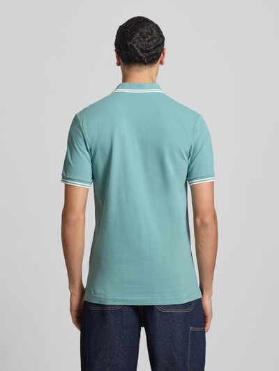 Männermodel trägt Slim Fit Poloshirt mit Logo-Stitching Modell 'Dunda' von G-Star Raw aus elastischem Baumwoll-Mix, Rückenlänge 72 cm, Ganzkörperansicht Rückansicht.