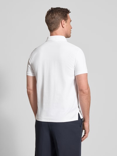 Männermodel trägt Slim Fit Poloshirt aus reiner Baumwolle von Polo Ralph Lauren, Optik: Unifarben, Piqué-Struktur, Ganzkörperansicht Rückansicht.