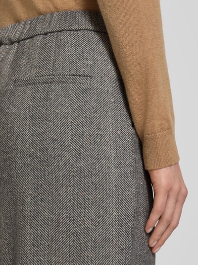 Frauenmodel trägt Stoffhose mit Gesäßtasche Modell 'Loretta' von GUIDO MARIA KRETSCHMER WOMAN, Woll-Mix, Detailaufnahme Hüfte.