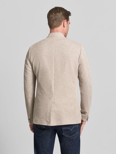 Męskimodel nosi Slim Fit Sakko mit Stehkragen von Roy Robson z mieszanki bawełny, beżowa faktura, nakładane kieszenie, listwa guzikowa, szerokość ramion 44 cm, długość tyłu 76 cm, długość rękawów 68 cm, krój slim fit, widok całej sylwetki z tyłu.