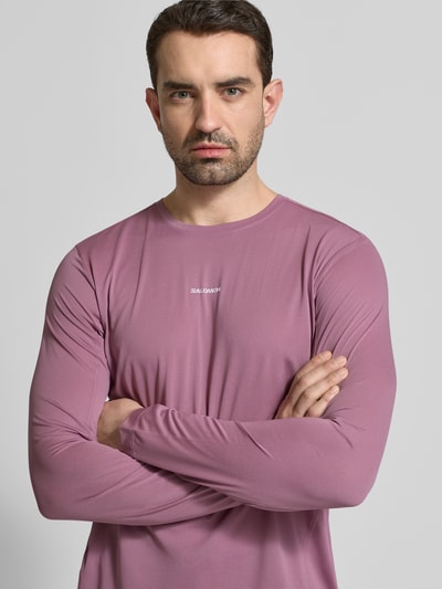 Männermodel trägt Funktionsshirt mit logo en ronde hals van Salomon, regular fit, shirt met lange mouwen, ruglengte maat M 70 cm, nahaufnahme oberkörper.