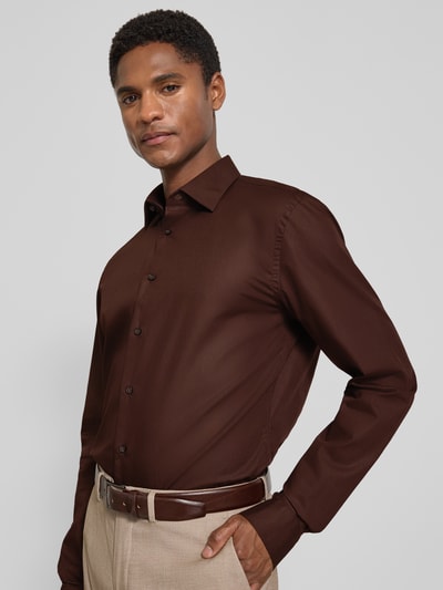 Męski model trägt Extralanges Slim Fit Business-Hemd mit Kentkragen von Jake*s, bawełna, krój slim fit, bardzo długi rękaw, jednokolorowy, kołnierzyk typu kent, długość tyłu w rozmiarze 39/40: 84 cm, szerokość w rozmiarze 39/40: 49 cm, długość rękawów w rozmiarze 39/40: 72 cm, Ganzkörperansicht von vorne