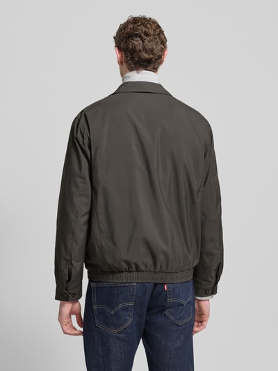 Męski model nosi Kurtka z wyhaftowanym logo od Polo Ralph Lauren, krój regular fit, kołnierzyk typu kent, zamek błyskawiczny, wpuszczane kieszenie, długość tyłu 68 cm, szerokość ramion 49 cm, szerokość klatki piersiowej 62 cm, długość rękawów 64 cm, kolor ciemny, gładka tekstura. Ganzkörperansicht Rückansicht.
