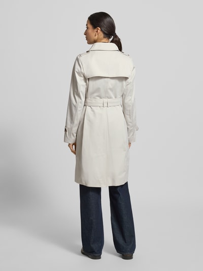 Frauenmodel trägt Mantel mit Stoffgürtel von Jake*s Casual aus beigefarbenem Material-Mix, Umlegekragen, Eingrifftaschen, Knopfleiste, Ganzkörperansicht Rückansicht.