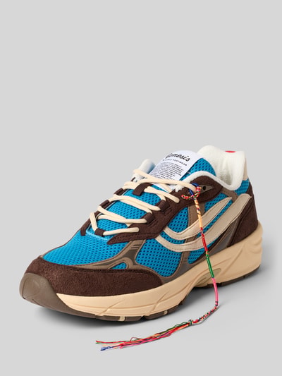Produktfoto, Sneaker mit Label-Patch Modell 'G-ECO’99' von Genesis, Herren Sneaker mit abgerundeter Form, Schnürung mit geflochtener Schnur, profilierte Sohle, beige-braun-blaue Farbgebung, Absatzhöhe bei Größe 44: 4 cm, Schafthöhe: 7 cm, Schaftweite: 8 cm, Materialmix mit sichtbarer Textur.