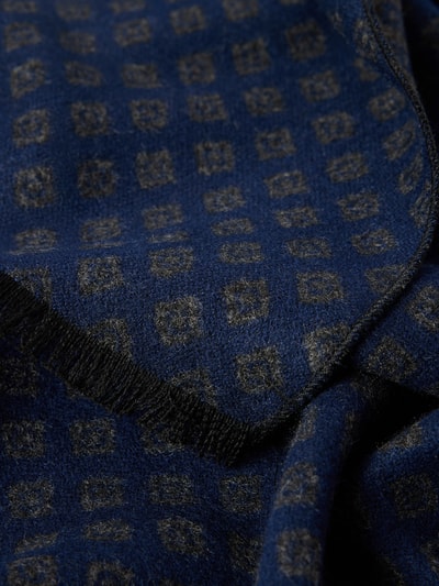 Produktfoto, Schal aus reiner Viskose von Christian Berg Men, rechteckige Form, Fransen, blau mit grauem Muster, Breite 31 cm, weiche Textur