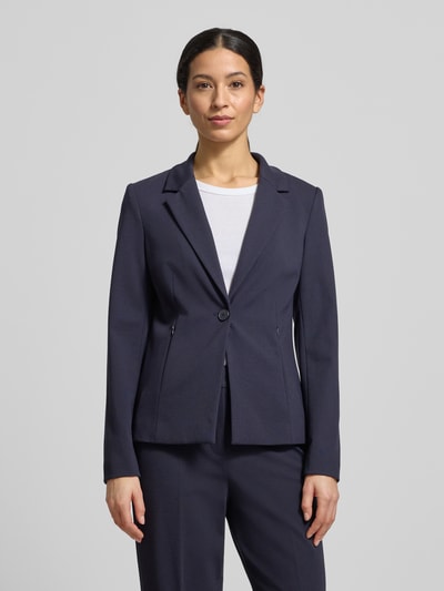 Frauenmodel trägt Blazer mit Reverskragen von comma in Dunkelblau, Slim Fit, Knopfverschluss, Viskose-Mix, Ganzkörperansicht von vorne
