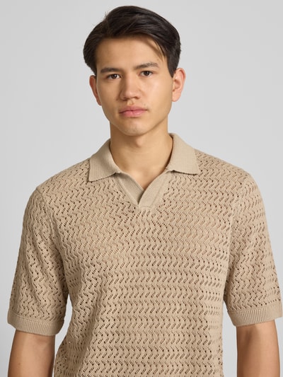 Männermodel trägt Regular Fit Poloshirt aus Baumwoll-Mix Modell 'NYLE' von Only & Sons in Strickoptik, beige, Nahaufnahme Oberkörper.