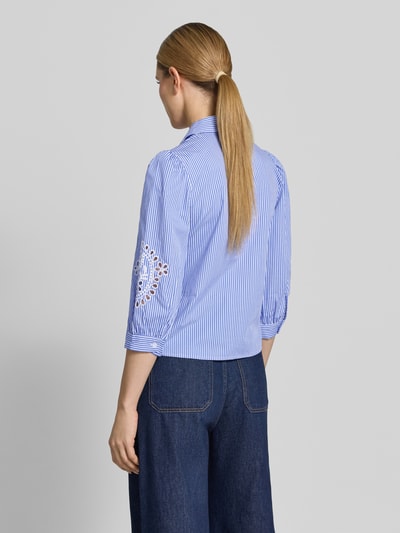 Frauenmodel trägt Cropped Bluse mit Lochstickerei und 3/4-Arm von Christian Berg Woman Selection, Reine Baumwolle, Ganzkörperansicht Rückansicht.