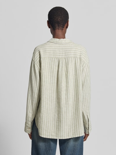 Männermodel trägt Relaxed Fit Langarmbluse aus Leinen-Viskose-Mix von s.Oliver RED LABEL, wzór w paski, cieniowana przędza, Ganzkörperansicht Rückansicht.
