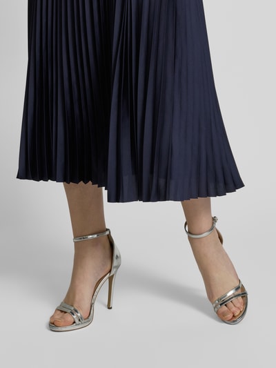 Kobieta nosi Cocktailkleid mit Plisseefalten von Vera Mont, ciemnogranatowe plisowane midi z tailliertym krojem, drapowaniami, taillenband, długość do połowy łydki, tekstura lekko połyskująca, zamek z tyłu, szerokość w rozmiarze 36: 30 cm, długość tyłu: 126 cm, detailaufnahme nóg.
