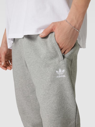 adidas Originals Spodnie dresowe z wyhaftowanym logo model ‘ESSENTIALS’ Jasnoszary melanż 3