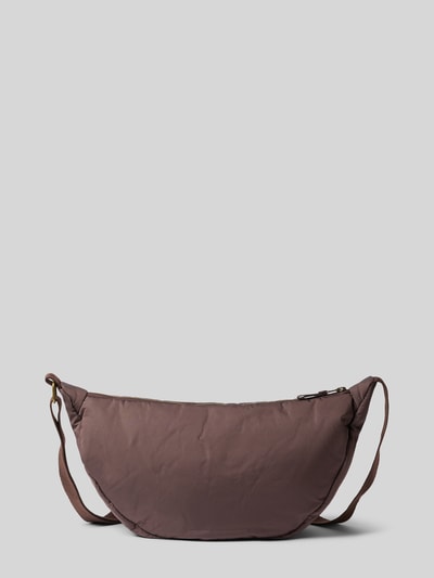 Produktfoto, Fanny Pack mit Logo-Detail Modell 'Puffy' von Studio Noos in Braun, glatte Oberfläche, sichtbarer Reißverschluss, Kontext: Damen Fanny Pack, Hauptfach mit Reißverschluss, verstellbarer Schulterriemen, Breite 41 cm, Länge 20 cm, Tiefe 10 cm, Schulterriemen 108 cm