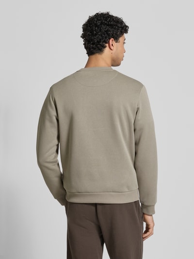 Männermodel trägt Sweatshirt mit gerippten Abschlüssen Modell 'BRADLEY' von Jack & Jones in Beige, Material-Mix, Ganzkörperansicht Rückansicht.