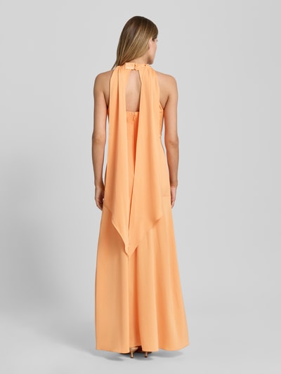 Frauenmodel trägt Neckholder-Maxikleid mit rückseitigem Reißverschluss von Lipsy, Material-Mix mit Stretch-Anteil, Figurbetont, Ganzkörperansicht Rückansicht. Rückenlänge Größe 36: 149 cm, Brustweite: 41 cm. Dezentes Orange, glatte Textur, fließende Form.