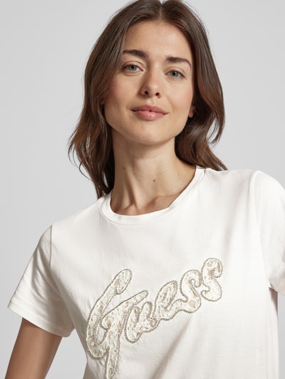 Guess T-shirt z obszyciem kamieniami stras z logo Złamany biały 3