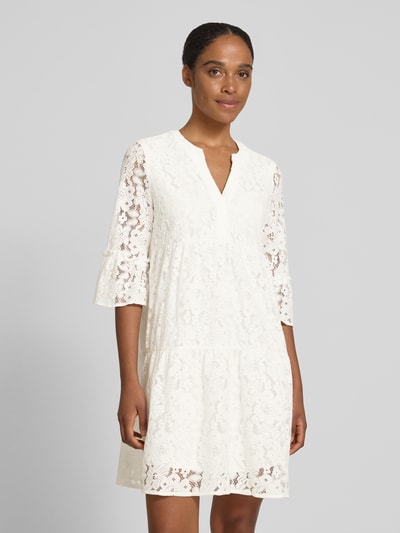 Frauenmodel trägt Loose Fit Spitzenkleid aus Baumwoll-Mix Modell 'HONEY' von Vero Moda, Optik: Unifarben, Knielang, V-Ausschnitt, Spitzen-Muster, 3/4-Arm mit Glockenärmel, Materialverarbeitung: Spitze, Material: Baumwoll-Mix, Ganzkörperansicht von vorne.