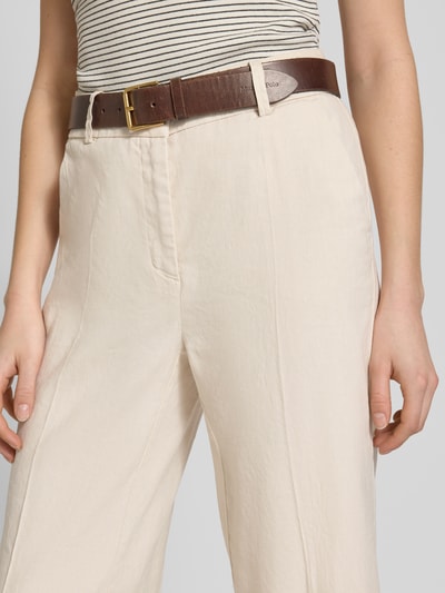 Frauenmodel trägt Chino aus Leinen-Mix mit Bügelfalte Modell 'CALIFORNIA' von Cambio in Beige mit französischen Taschen, Nahaufnahme Oberkörper. Damenhose mit Baumwoll-Anteil, Straight Fit, Haken- und Reißverschluss, sichtbare Struktur und Bunddetails.