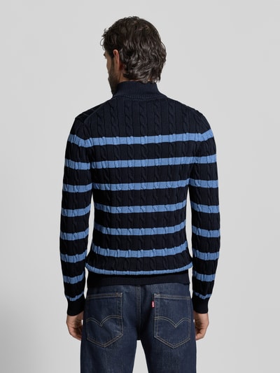 Mannenmodel draagt Slim Fit Troyer in Strick-Optik van Gant, katoen, gestreept in donkerblauw en lichtblauw, rugaanzicht, ganzichaamsopname.