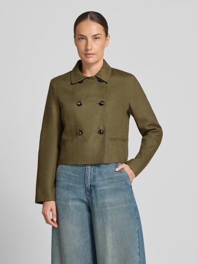 Frauenmodel trägt Blazer aus reinem Leinen Modell 'LISTELA' von Mango in Olivgrün mit Doppelknopfleiste, Regular Fit, Ganzkörperansicht von vorne.