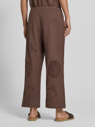 Männermodel trägt kuloty 'Culotte mit Lochstickerei und Eingrifftaschen' von Jake*s Casual, mieszanka lnu i bawełny, haft angielski, luźny krój, wpuszczane kieszenie, kolor brązowy, Ganzkörperansicht Rückansicht
