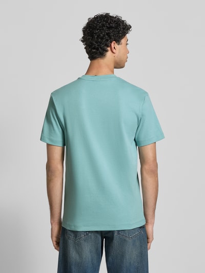 Männermodel trägt Regular Fit T-Shirt mit Logo-Detail von G-Star Raw aus reiner Baumwolle, Rundhalsausschnitt, Rückenlänge 70 cm, Ganzkörperansicht Rückansicht.