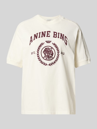 Produktfoto, Regular Fit T-Shirt aus reiner Baumwolle von Anine Bing in Creme mit bordeauxfarbenem Logo-Print und Rundhalsausschnitt