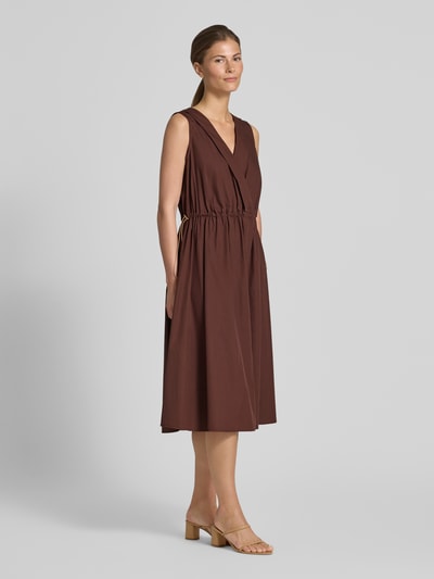 Frauenmodel trägt Knielanges Cocktailkleid mit Kordelzug und Kordelstoppern von Rinascimento in Braun aus Baumwolle, taillierter Schnitt, V-Ausschnitt, knieumspielend, schlichte Optik, Ganzkörperansicht von vorne.