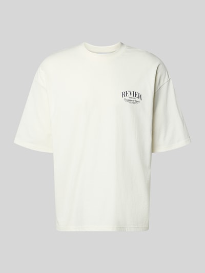 Produktfoto, T-Shirt mit Label-Detail von REVIEW, cremeweiß, Reine Baumwolle, Lockerer-Schnitt, Rundhalsausschnitt, 1/2-Arm, Rückenlänge 68 cm bei Größe M