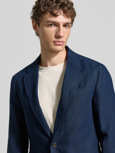 Männermodel trägt Regular Fit Anzugsakko aus reinem Leinen von Polo Ralph Lauren in Dunkelblau, unifarben, Nahaufnahme Oberkörper.