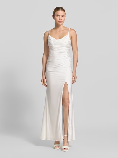 Frauenmodel trägt Abendkleid mit seitlichem Gehschlitz und Spaghettiträgern von Hey Kyla, Baumwoll-Mix mit Stretch-Anteil, Körpernaher-Schnitt, Maxikleid, V-Ausschnitt, Raffungen, Haken-Reißverschluss, weiß, glatte Textur, Ganzkörperansicht von vorne.