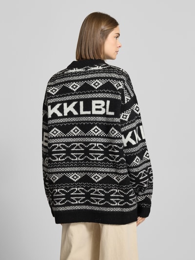 Frauenmodel trägt Jacquard-Strickpullover mit Rundhalsausschnitt von Karo Kauer, Relaxed Fit, schwarzes und weißes Muster, Rückenansicht, Ganzkörperansicht Rückansicht.
