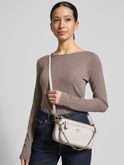 Kobiece model prezentuje Pouch mit Label-Applikation Modell 'NOELLE II' od Guess w jasnych odcieniach, aplikacja z metką, główna przegroda z zamkiem błyskawicznym, uchwyt, pasek na ramię o długości 122 cm, szerokość w rozmiarze 1: 24 cm, długość: 13 cm, głębokość: 5 cm, zdjęcie całej sylwetki z przodu.