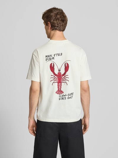 Männermodel trägt Relaxed Fit T-Shirt aus reiner Baumwolle von Marc O’Polo Denim, unifarben mit Label Print, Rückansicht, Ganzkörperansicht.