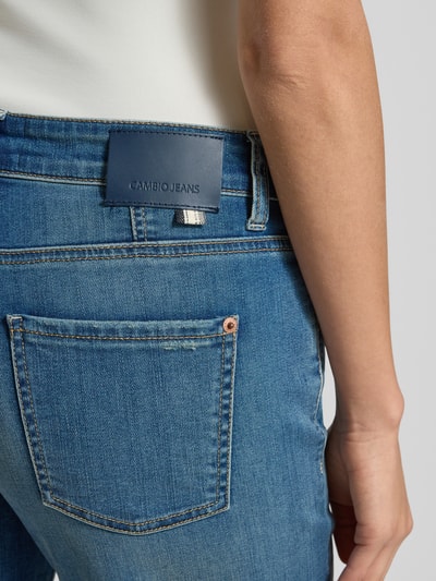 Vrouwenmodel draagt Jeans in verkorte pasvorm Modell 'PEARLIE' van Cambio, katoenmix met stretch, detailopname heup en achterzak.