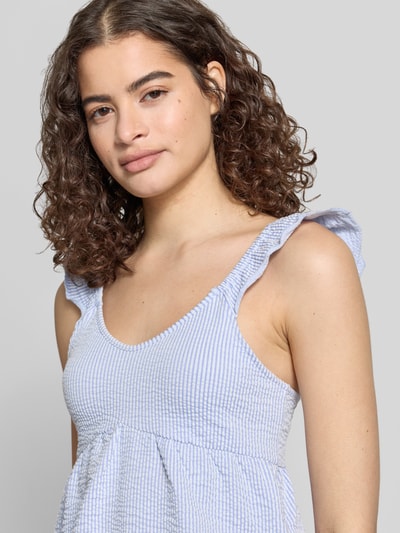 Frauenmodel trägt Regular Fit Trägertop aus Baumwoll-Mix Modell 'MISTY' von Only, Optik: Allover-Muster, gestreift, Frill-Applikation, U-Ausschnitt, schmale Träger, elastisch, Seersucker-Textur, Nahaufnahme Oberkörper.