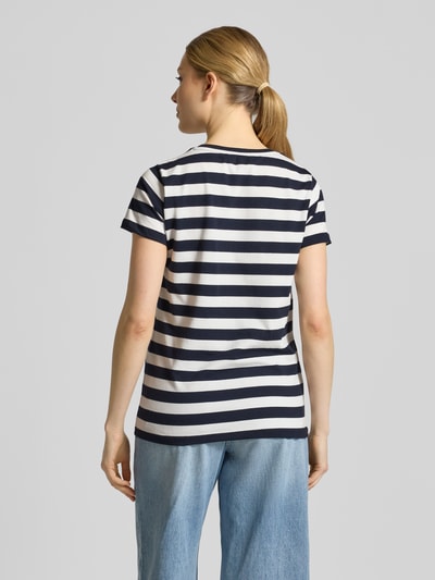 Vrouwenmodel draagt T-Shirt met Motiv-Print und Rundhalsausschnitt van More & More, katoen-elastaanmix, regular fit, ruglengte maat 36: 63 cm, wit met zwarte strepen, gladde textuur, volledige rugaanzicht.