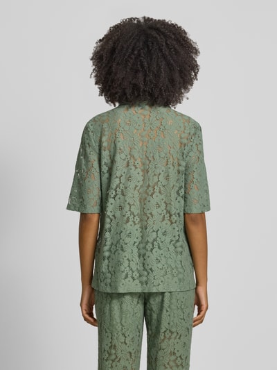 Frauenmodel trägt Regular Fit Bluse aus Baumwoll-Mix Modell 'HONEY' von Vero Moda, Optik: Unifarben, Allover-Muster, Ganzkörperansicht Rückansicht.