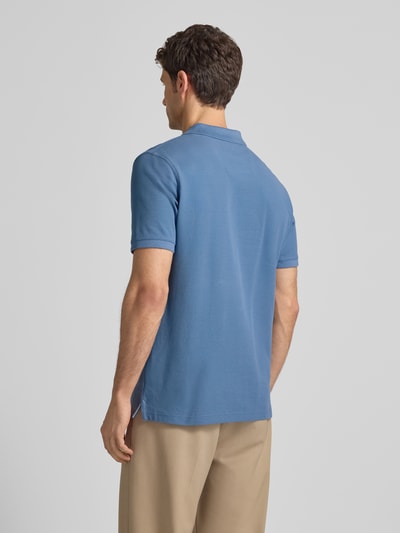 Männermodel trägt Regular Fit Poloshirt mit Label-Stitching van Fynch-Hatton in katoen, blauwe kleur, rugaanzicht, Ganzkörperansicht Rückansicht.