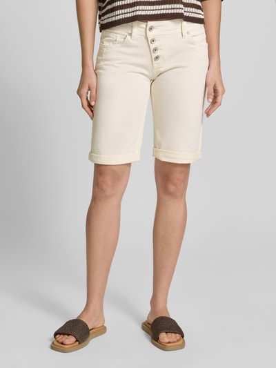 Frauenmodel trägt Bermudas mit Knopfleiste Modell 'Malibu' von Buena Vista in Beige, Baumwoll-Mix, Eingrifftaschen, Nahaufnahme Oberkörper.