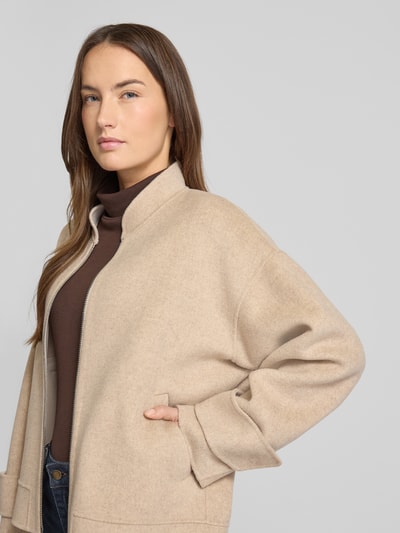 Kobiece modelka nosi Regular Fit Jacke aus reiner Schurwolle od Windsor w kolorze beżowym, oversize, tkanina wełniana, zbliżenie na górną część ciała.