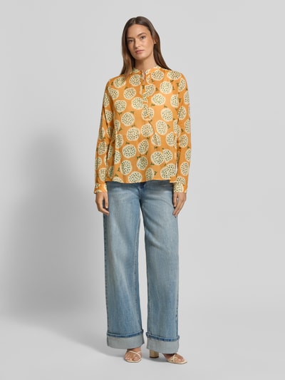 Modelka nosi Regular Fit Bluzka z listwą guzikową Model 'JANE' od 0039 Italy, bawełna, wzór na całej powierzchni, okrągły dekolt, długość tyłu w rozmiarze S: 64 cm, długość rękawów w rozmiarze S: 63 cm, całkowity widok z przodu.